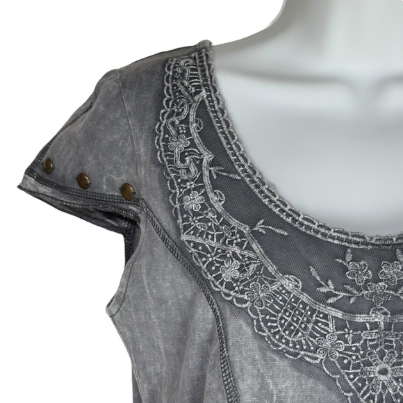 Feminine Gray Lace Embroidered Short Sleeve Scoop Neckline Tunic Top Small - Picture 6 of 14